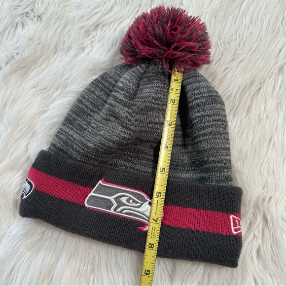 New Era • Seattle Seahawks Breast Cancer Awareness Official NFL Pom Pom Beanie - Picture 3 of 9